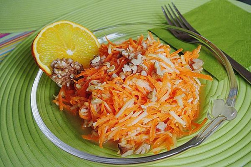 Möhren - Apfel - Salat mit Orangendressing und Walnü